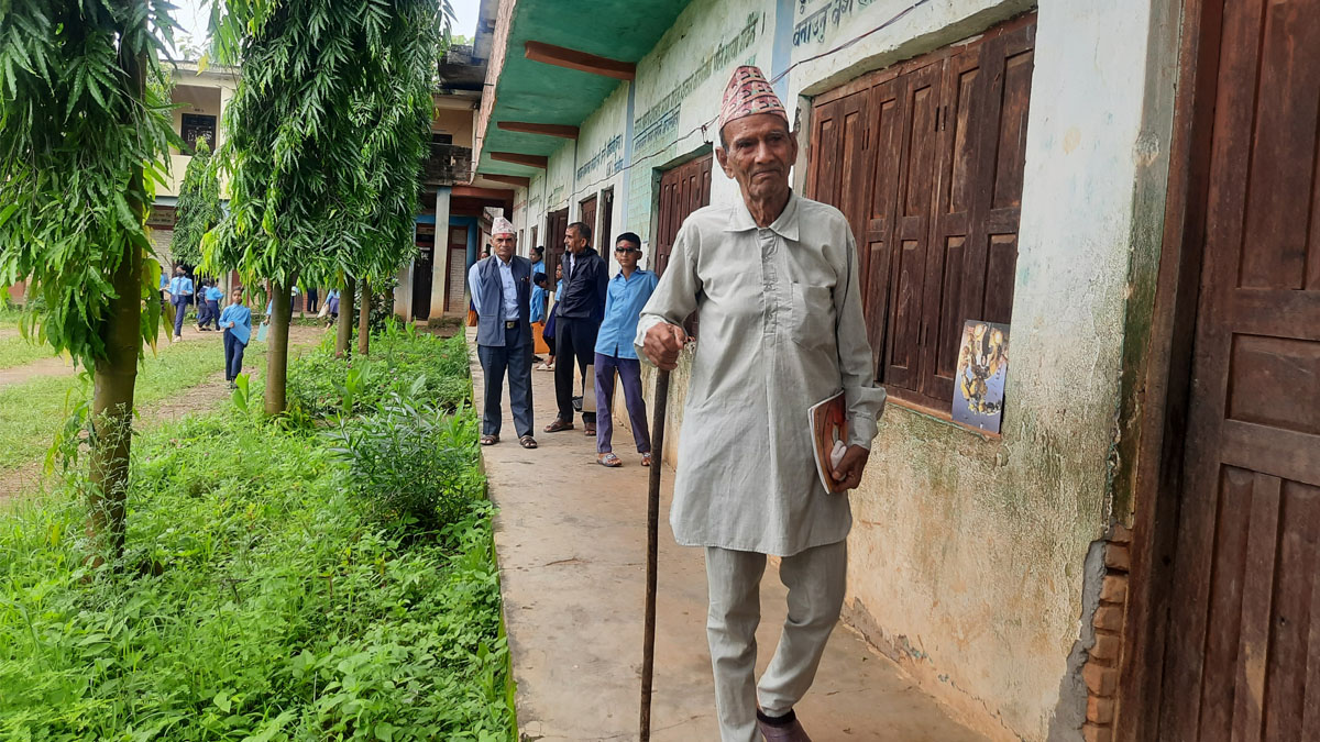 कक्षा १मा भर्ना भएका ९० वर्षीय प्रेमबहादुर भन्छन्– गाउँमा गफगाफ गर्न साथी छैनन्, त्यसैले पढ्न आएँ